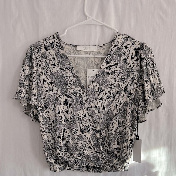 ASTR the Label Black White Collage Floral Print Surplice Blouse Top Size XS - Picture 2 of 12
